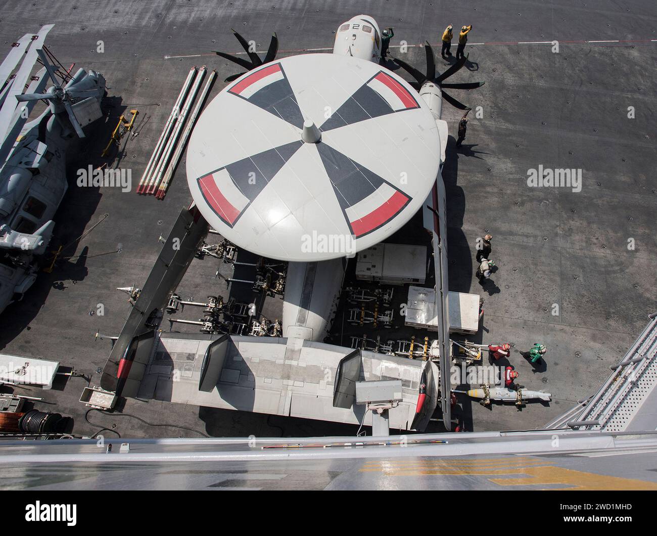 Un aereo E2-C Hawkeye Early Warning and Control si trova sul ponte di volo della USS George H.W. Bush. Foto Stock