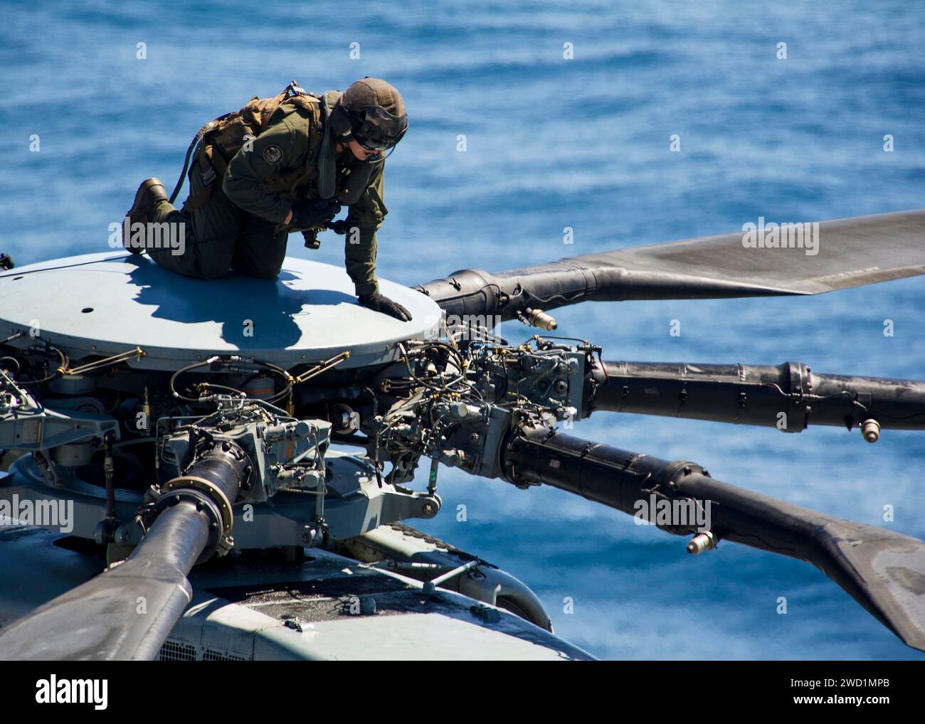 Un Marine esegue la manutenzione post volo su un elicottero CH-53E Super Stallion. Foto Stock