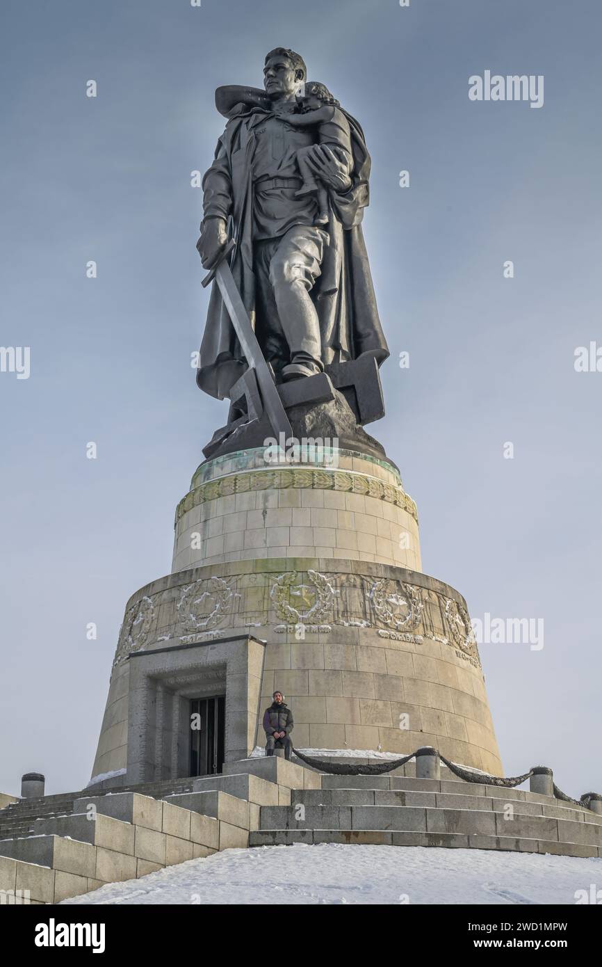 Soldatenstatue mit Kind, Sowjetisches Ehrenmal, Winter, Treptower Park, Treptow, Treptow-Köpenick, Berlino, Deutschland Foto Stock