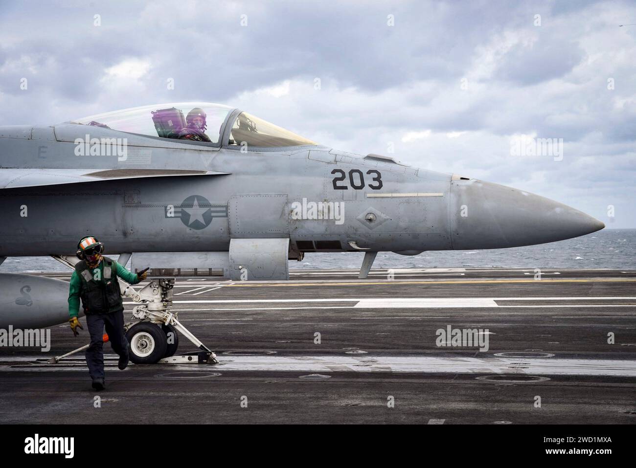 Un jet militare si prepara al lancio dal ponte di volo della USS Dwight D. Eisenhower. Foto Stock