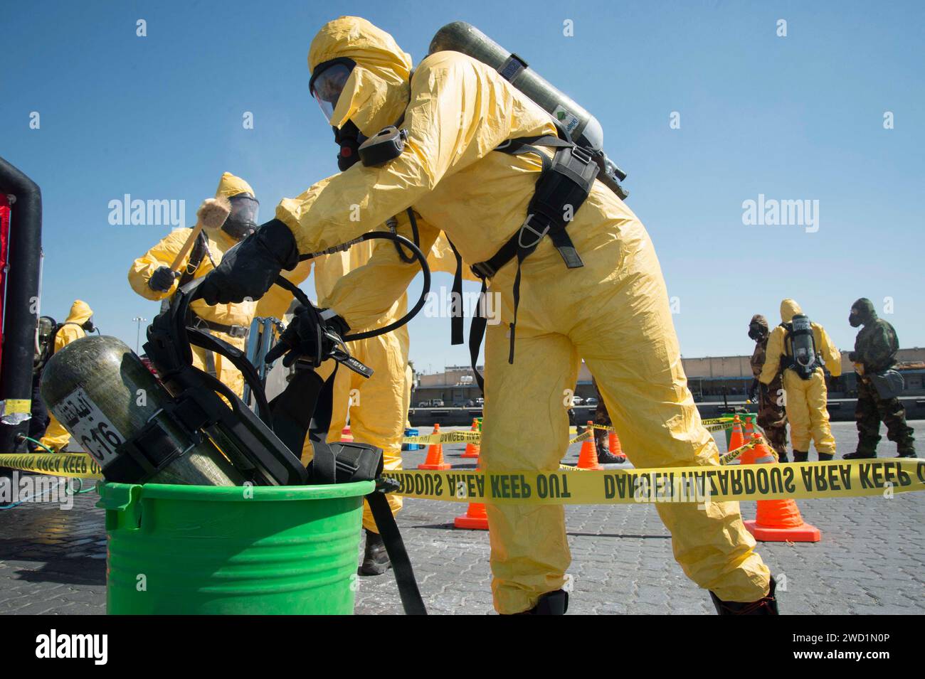 I soccorritori conducono un rilevamento congiunto di difesa chimica, biologica, radiologica e nucleare. Foto Stock