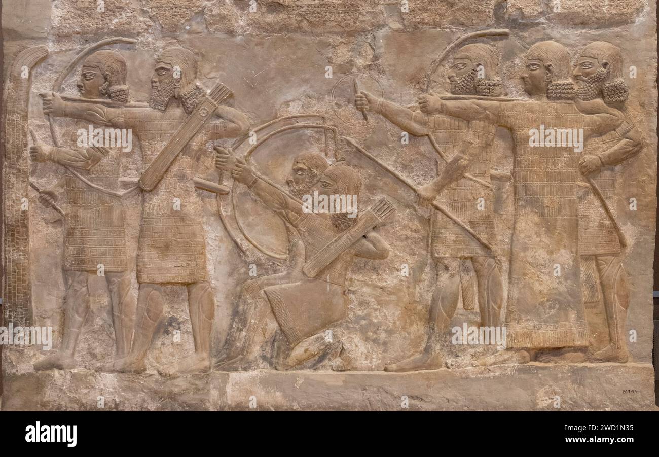 Rilievi in pietra scolpiti degli arcieri del palazzo assiro di Dur-Sharrukin, Khorsabad, Iraq, ora nel Museo dell'Iraq, Baghdad, Iraq Foto Stock