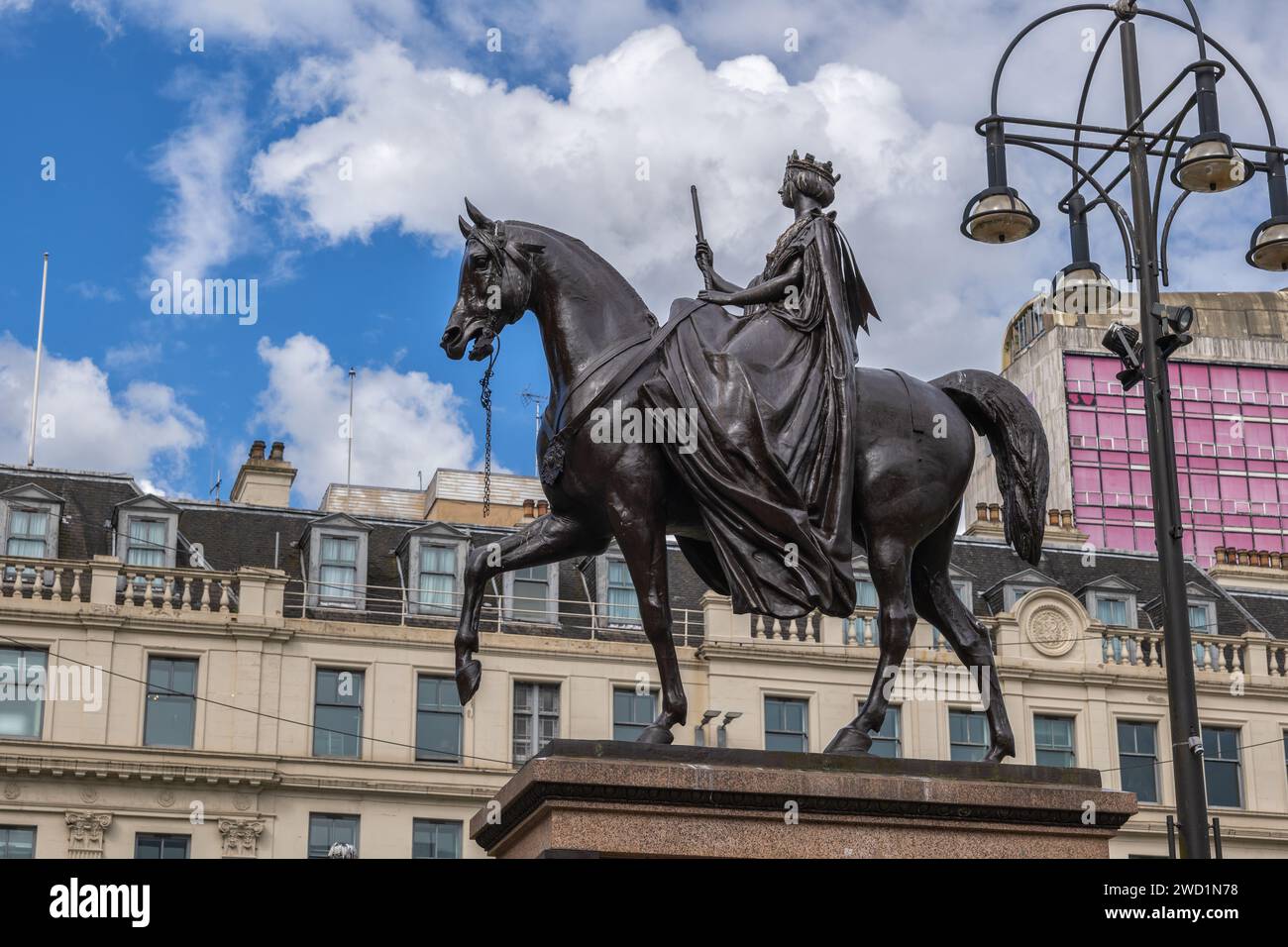 Statua equestre della regina Vittoria (inaugurata nel 1854) del barone Carlo Marochetti a George Square, Glasgow, Scozia, Regno Unito. Foto Stock