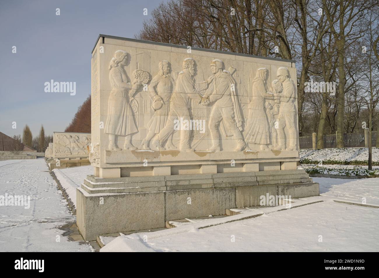 Sarkophag mit Steinrelief, Dank der Zivilbevölkerung an Die Armee, Sowjetisches Ehrenmal, Winter, Treptower Park, Treptow, Treptow-Köpenick, Berlino, D. Foto Stock