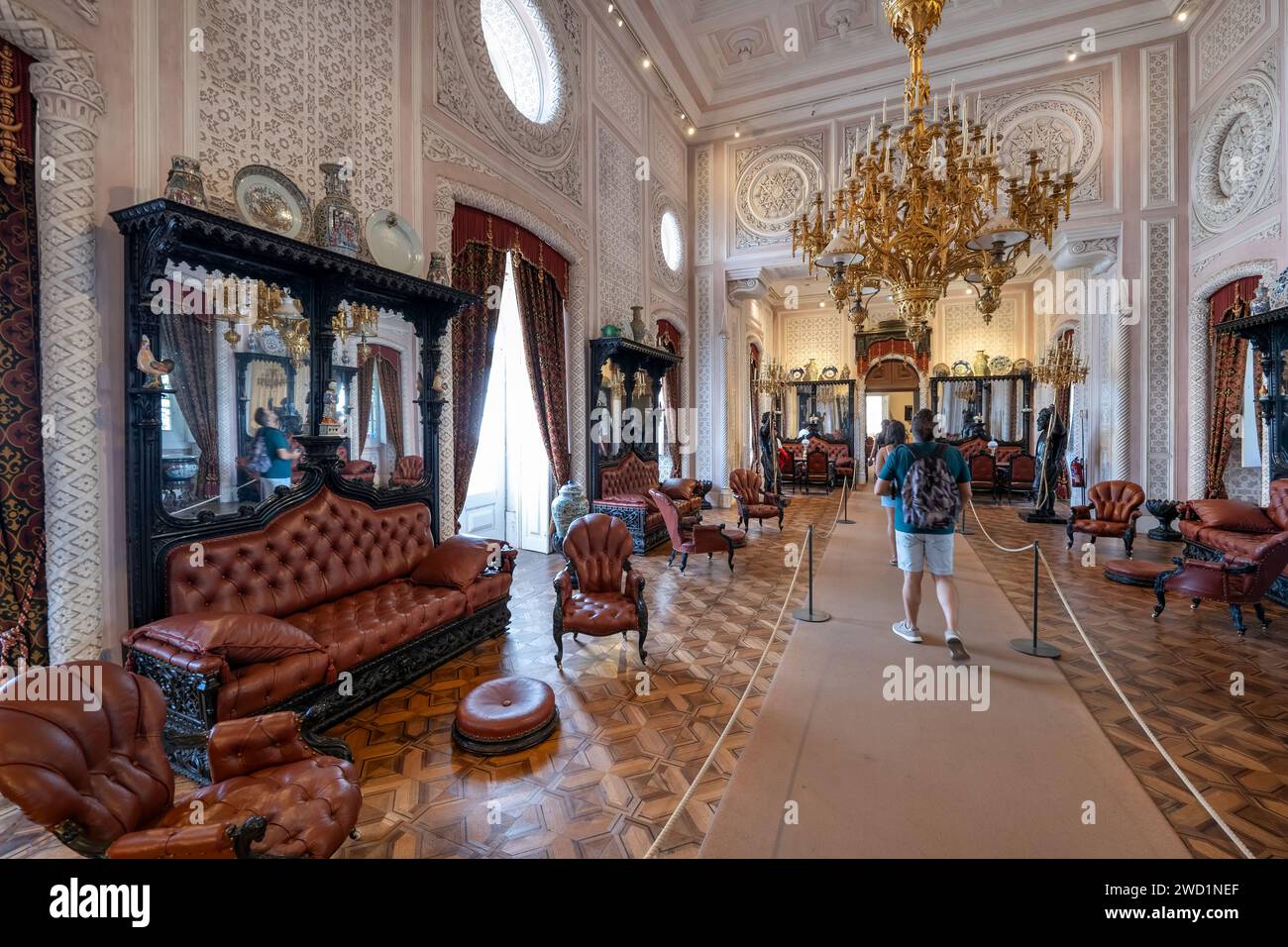 Grande sala all'interno del Palazzo Nazionale di pena a Sintra, Portogallo. Foto Stock