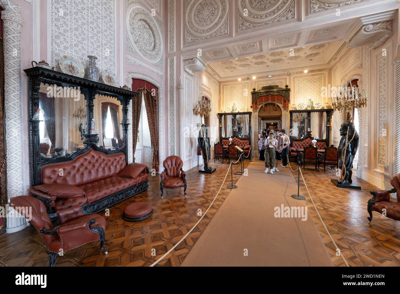 Grande sala all'interno del Palazzo Nazionale di pena a Sintra, Portogallo. Foto Stock