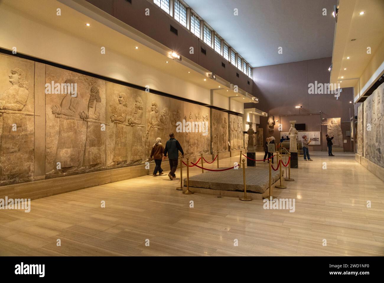 galleria di rilievi in pietra scolpita dal palazzo assiro di Dur-Sharrukin ("Fortezza di Sargon"; Khorsabad, Iraq, ora nel Museo dell'Iraq, Baghdad Foto Stock