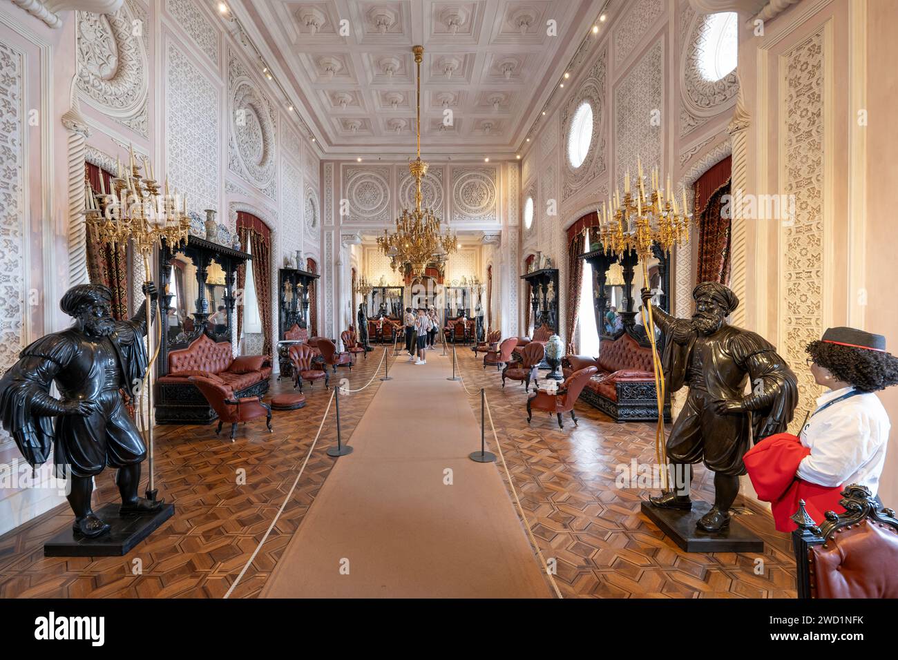 Grande sala all'interno del Palazzo Nazionale di pena a Sintra, Portogallo. Foto Stock