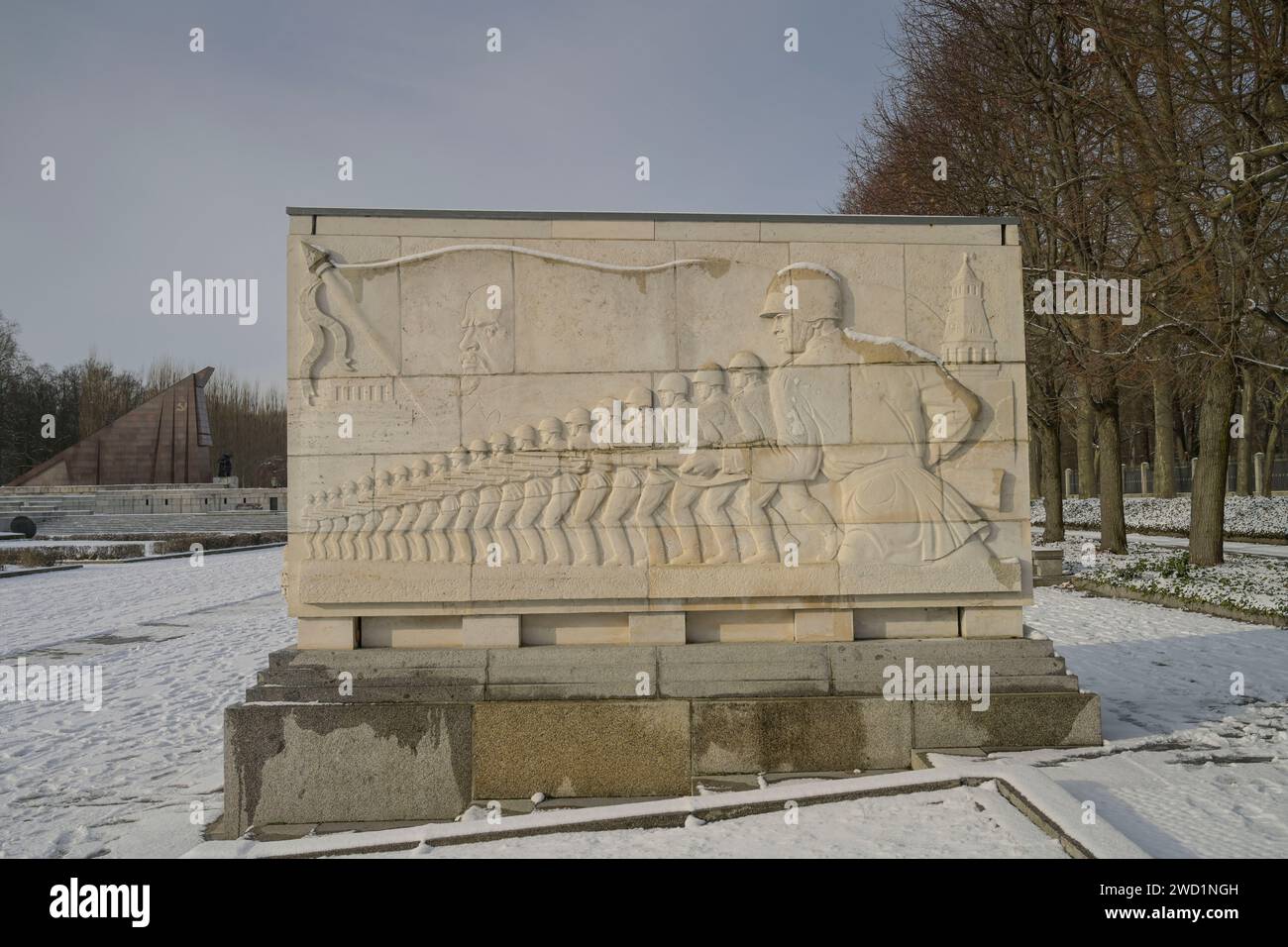 Sarkophag mit Steinrelief, Heldenhafte Armee, Sowjetisches Ehrenmal, Winter, Treptower Park, Treptow, Treptow-Köpenick, Berlino, Deutschland Foto Stock