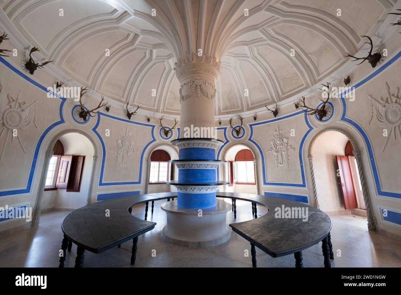 Sala Stag nel Palazzo Nazionale di pena a Sintra, Portogallo. Sala a tema di caccia dove si tenevano banchetti con palchi di cervo sul muro e interni circolari Foto Stock
