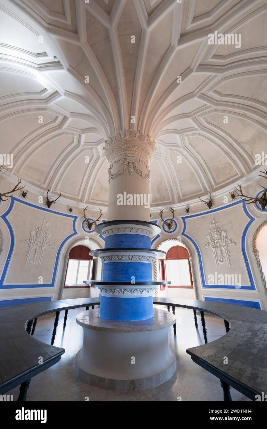 Sala Stag nel Palazzo Nazionale di pena a Sintra, Portogallo. Sala a tema di caccia dove si tenevano banchetti con palchi di cervo sul muro e interni circolari Foto Stock