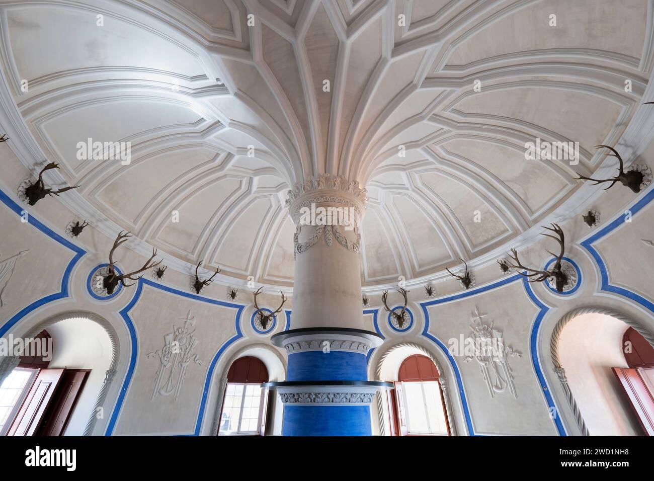 Sala Stag nel Palazzo Nazionale di pena a Sintra, Portogallo. Sala banchetti a tema di caccia con palchi di cervo a parete e interno circolare con supplemento singolo Foto Stock