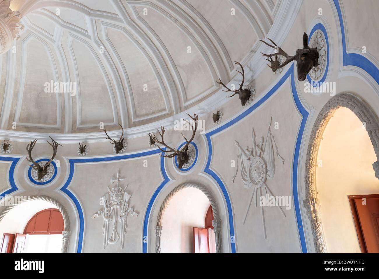 Palchi di cervo su un muro nella sala cervi all'interno del Palazzo Nazionale di pena a Sintra, Portogallo. Foto Stock