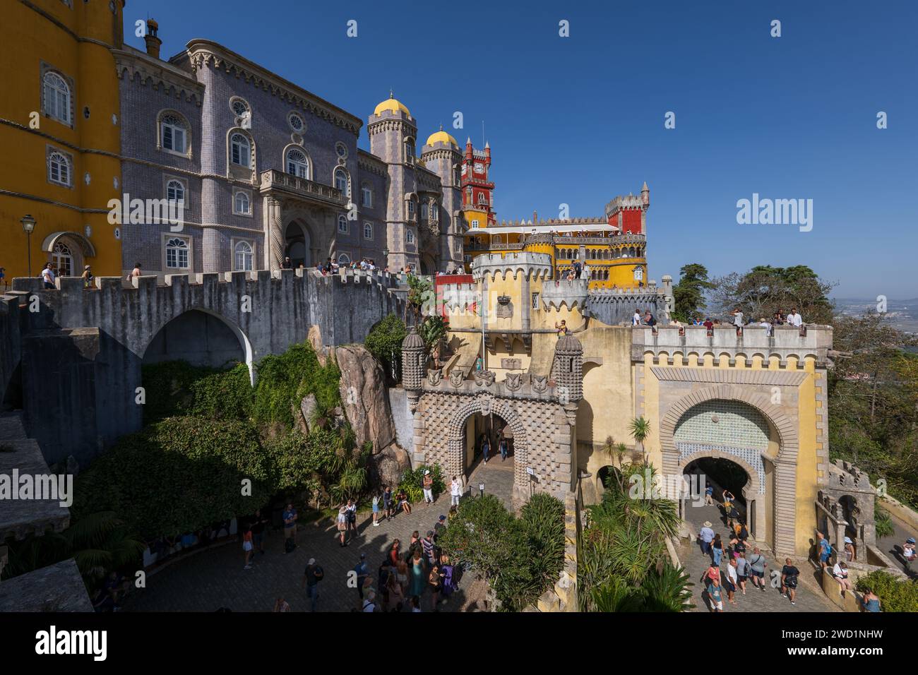 Palazzo Nazionale di pena a Sintra, Portogallo, castello in cima a una collina del XIX secolo in stile romanico e neo-manuelino. Foto Stock
