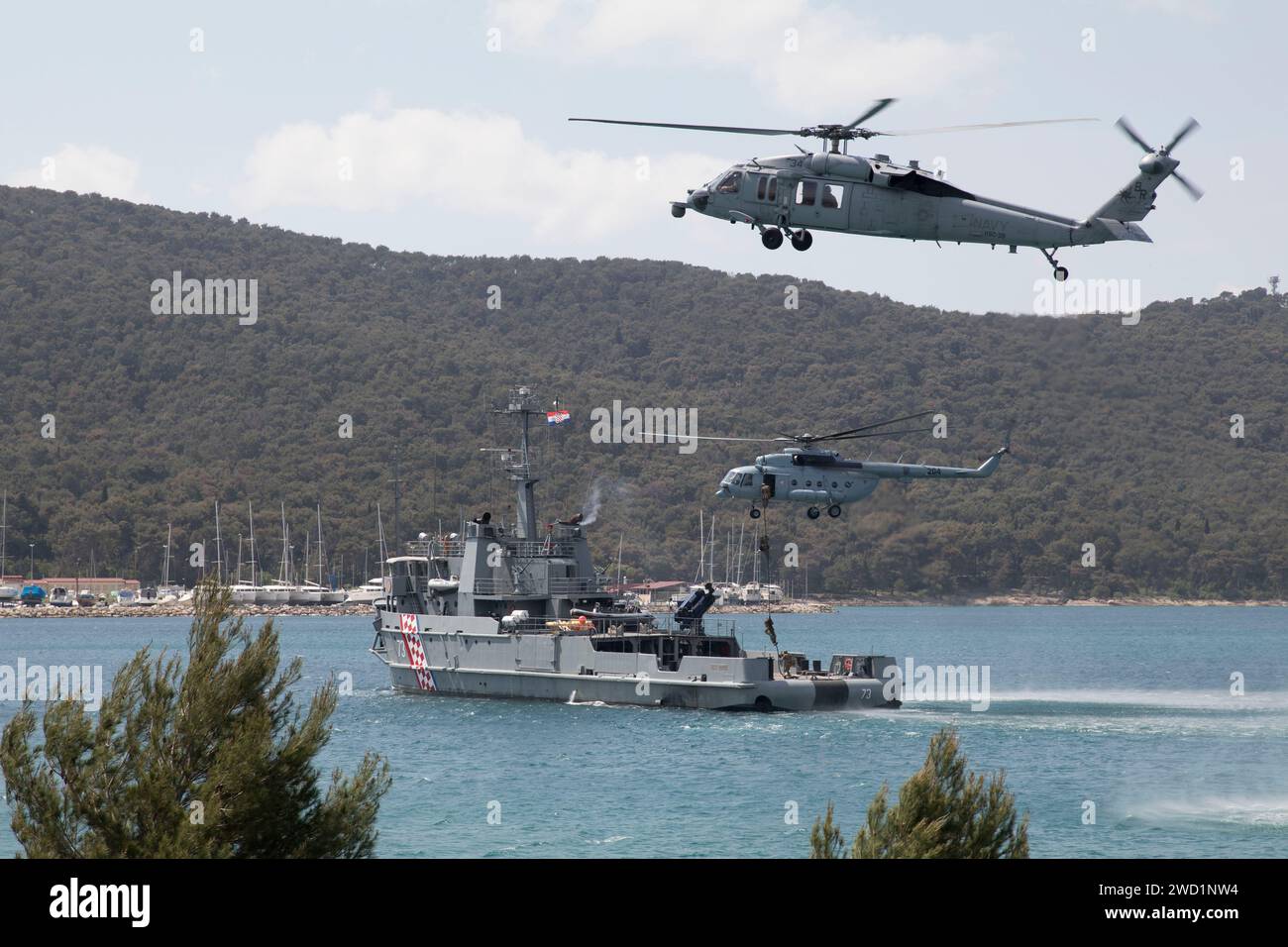 Gli MH-60 Sea Hawk e le forze speciali croate conducono una visita, imbarco, ricerca e dimostrazione di sequestro a Spalato, Croazia. Foto Stock