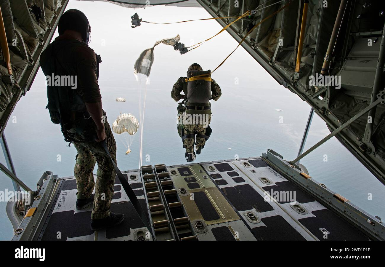 I tecnici addetti allo smaltimento di apparecchiature esplosive conducono un salto di linea statico nel Golfo Persico. Foto Stock