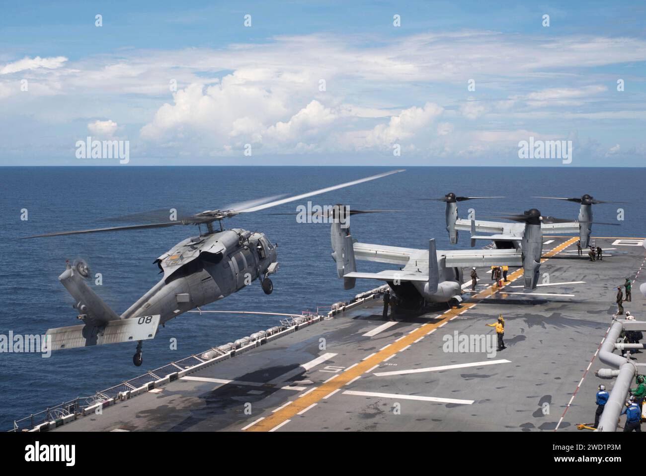 Un elicottero MH-60S Sea Hawk decolla dal ponte di volo della USS Bonhomme Richard. Foto Stock
