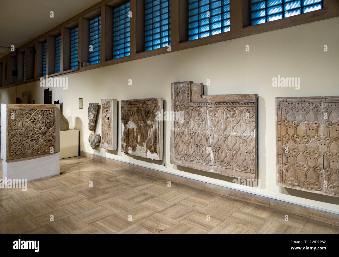 Stucco smussato dall'architettura domestica a Abbasid Samarra, IX secolo, ora nel Museo dell'Iraq, Baghdad Foto Stock