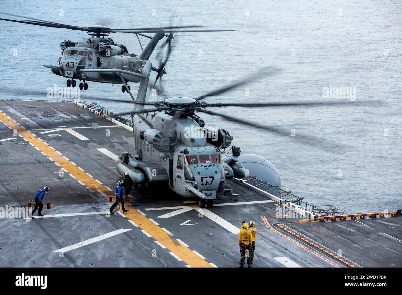 Gli elicotteri CH-53E Super Stallion atterrano sul ponte di volo della nave d'assalto anfibio USS Iwo Jima. Foto Stock