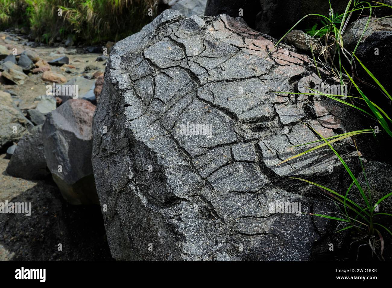 Crepe di stress sulla pelle della bomba lavica caduta vicino al Monte Lokon, uno stratovulcano attivo, vicino alla città di Tomohon. Monte Lokon, Tomohon, Sulawesi settentrionale, Indonesia Foto Stock