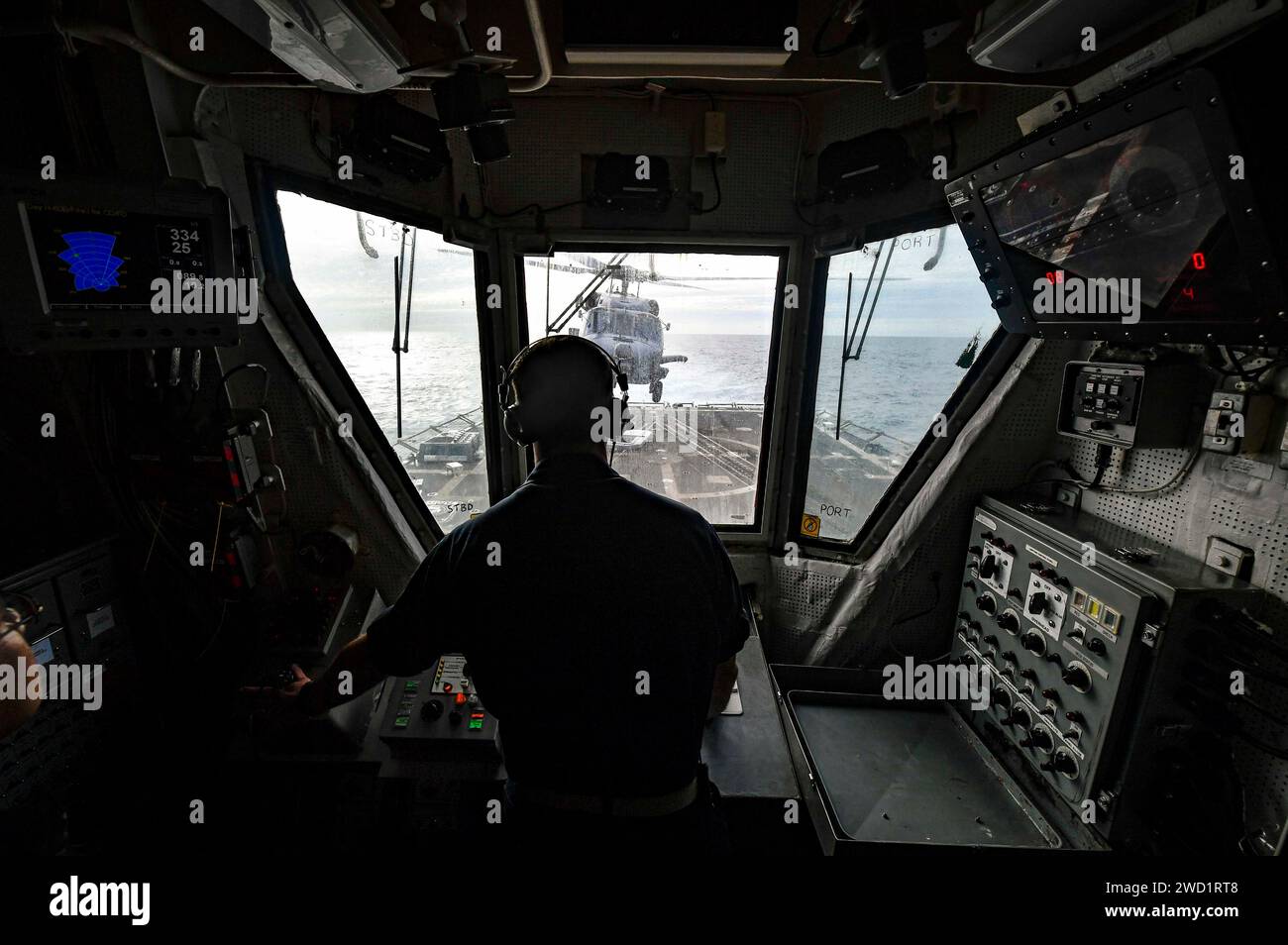 Un elicottero MH-60R Sea Hawk atterra sul ponte di volo della USS Oscar Austin. Foto Stock