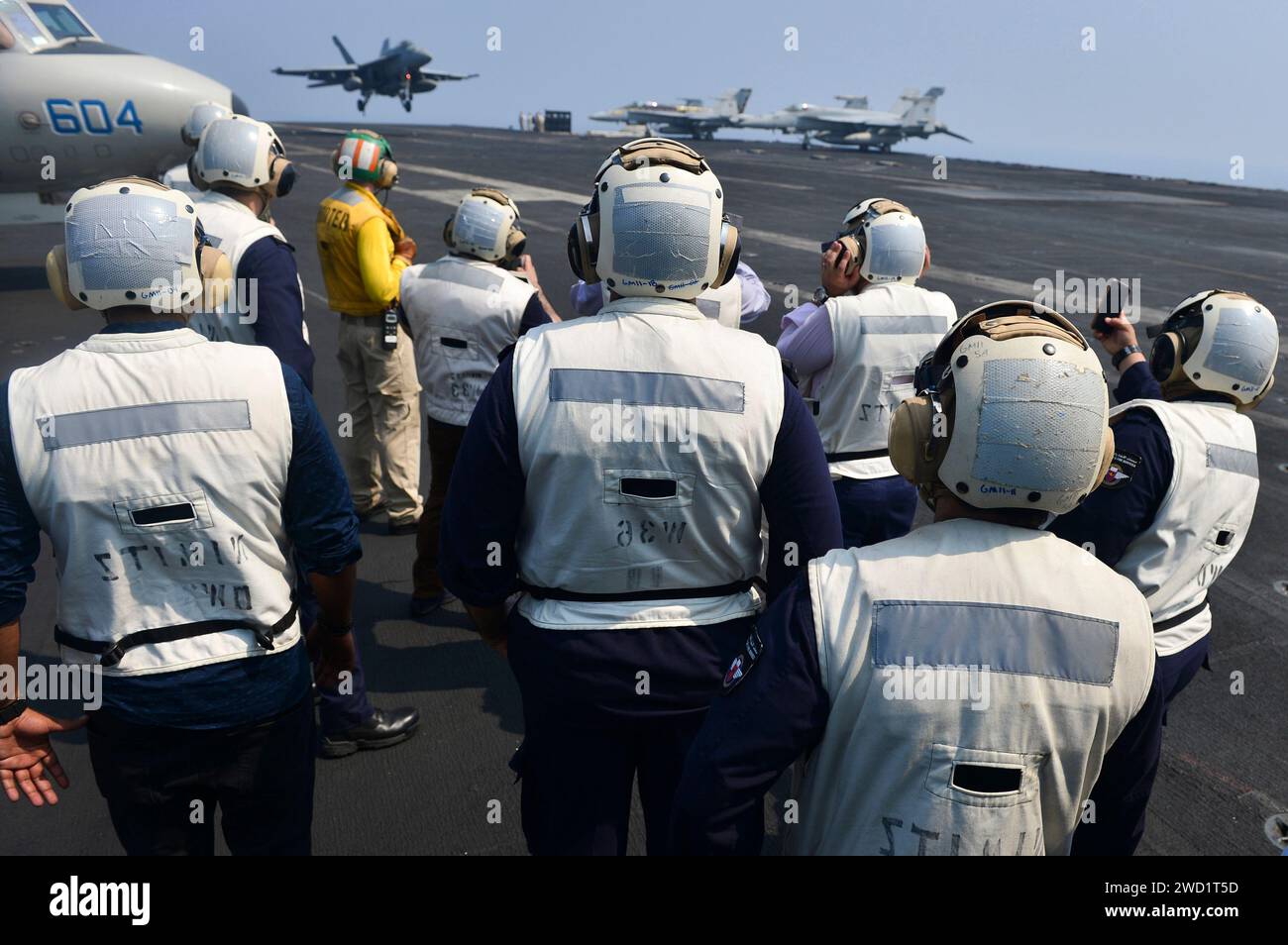 Soccorritori a un atterraggio di emergenza di un aereo della Marina degli Stati Uniti sul ponte di volo della USS Nimitz. Foto Stock