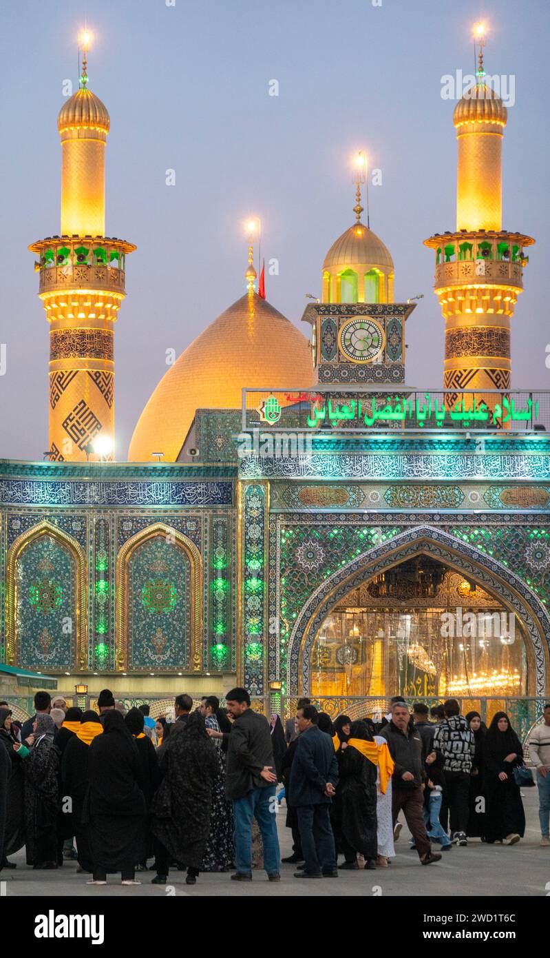 Pellegrini fuori dal Santuario di al-Abbas, Karbala, Iraq Foto Stock