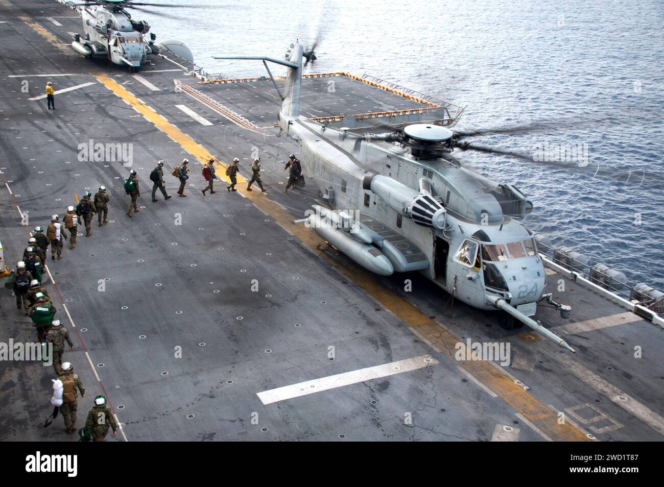 Gli U.S. Marines salgono a bordo di un elicottero CH-53E Super Stallion. Foto Stock