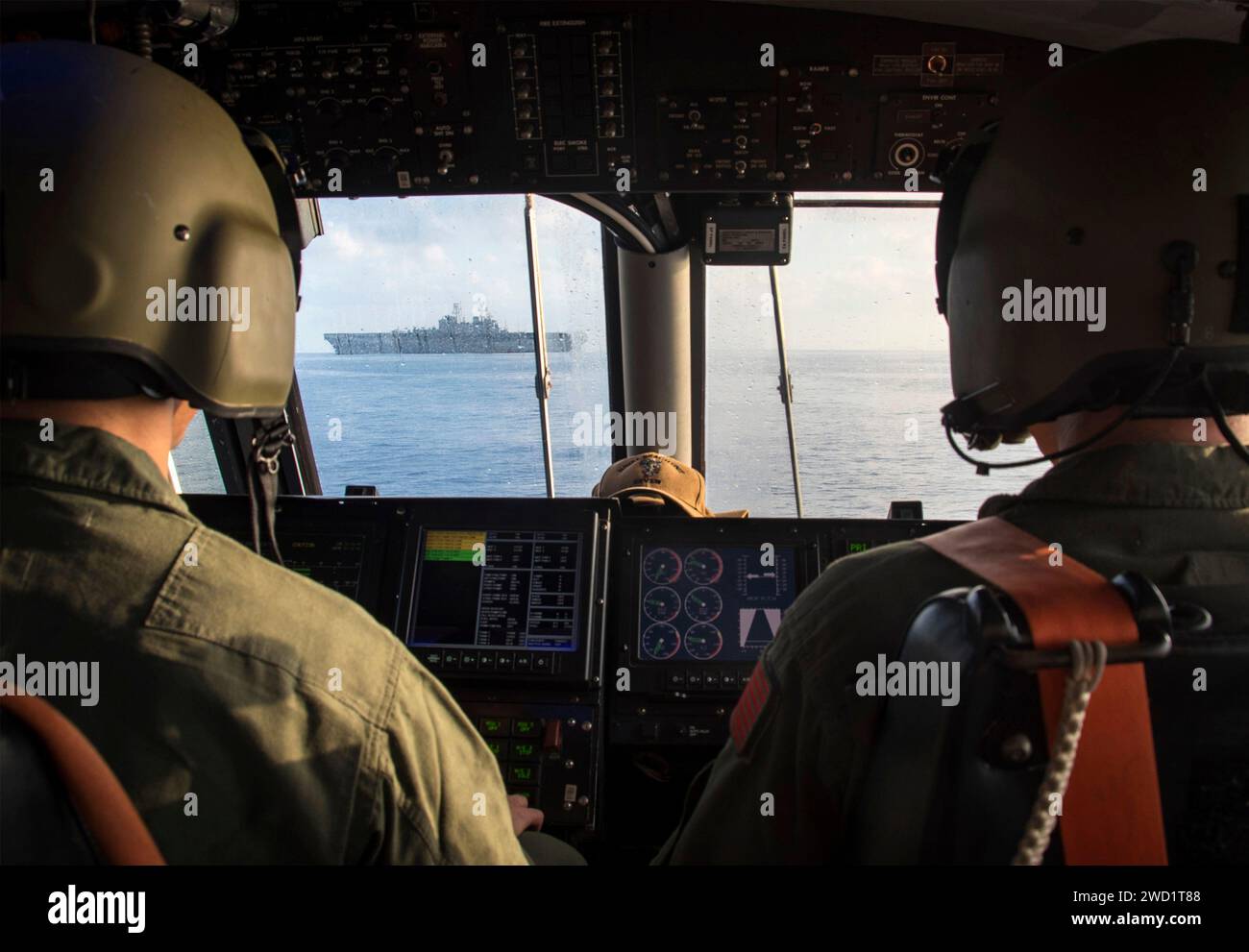 L'equipaggio della Landing Craft Air Cushion si avvicina alla nave d'assalto anfibia USS Bonhomme Richard. Foto Stock