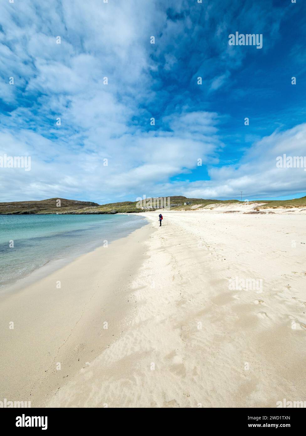 Figura solitaria sulla splendida e remota spiaggia sabbiosa di Huisinis (Hushinish), Isola di Harris a maggio, Ebridi esterne, Scozia, Regno Unito Foto Stock