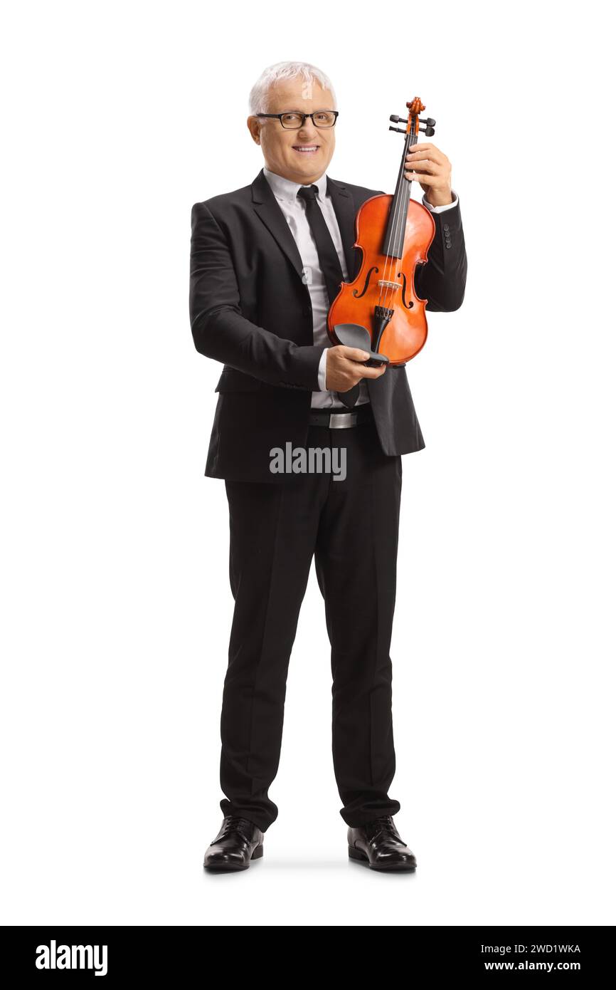 Ritratto completo di uomo maturo che tiene un violino isolato su sfondo bianco Foto Stock