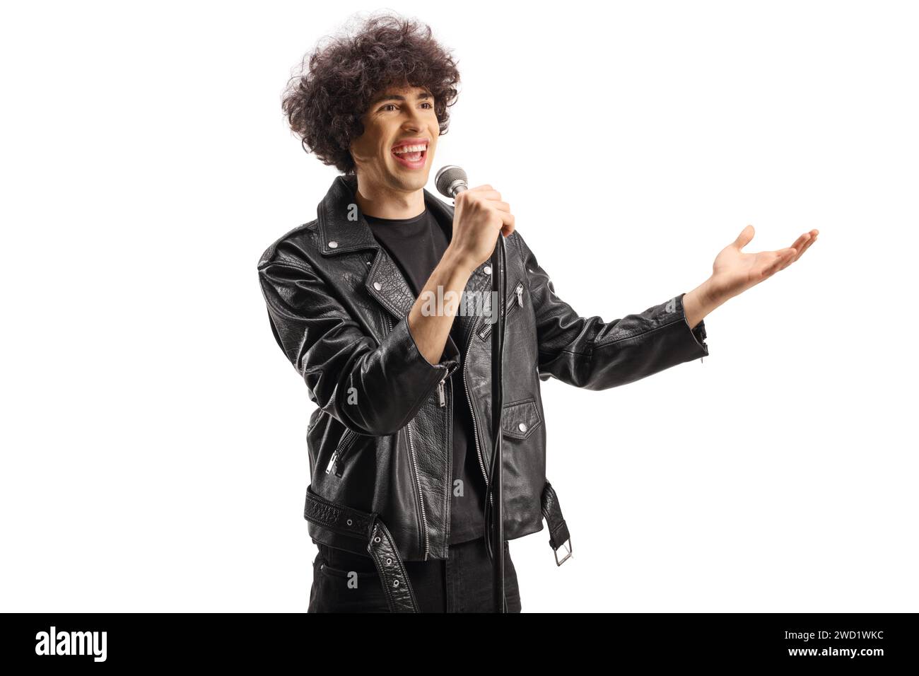 Cantante rock maschile in una giacca di pelle che canta su un microfono isolato su sfondo bianco Foto Stock