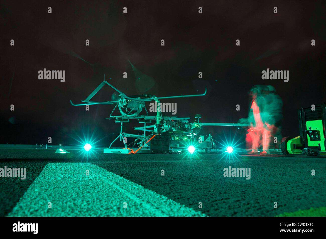 Una Aerosonde Unmanned Arial Surveillance è pronta per il lancio a bordo della USS Hershel Woody Williams. Foto Stock