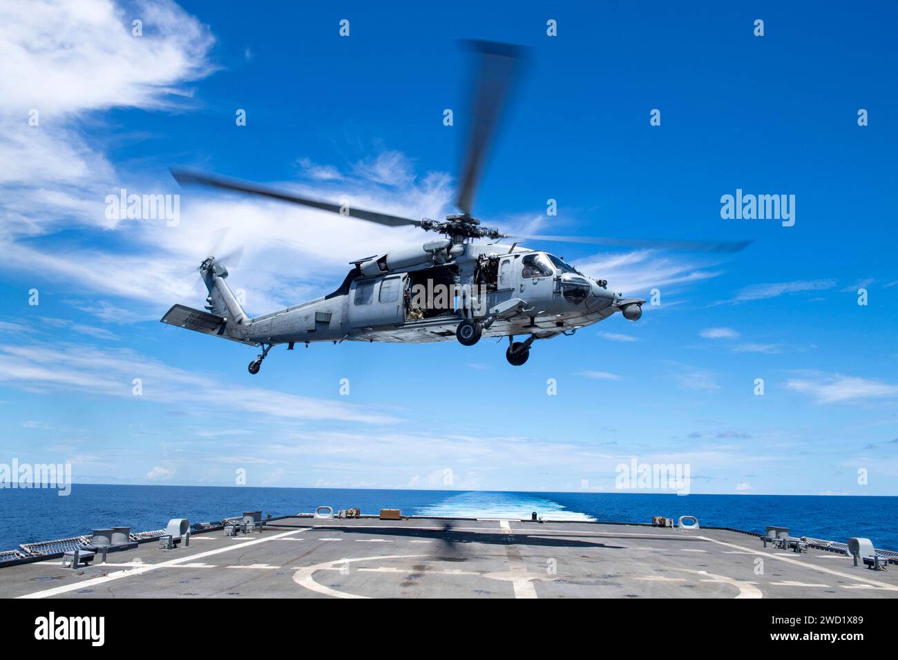 Un elicottero MH-60R Sea Hawk decolla dal ponte di volo della USS Detroit. Foto Stock