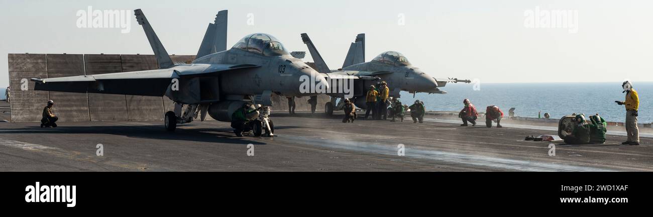 I marinai effettuano operazioni di volo sul ponte di volo della portaerei USS Nimitz. Foto Stock