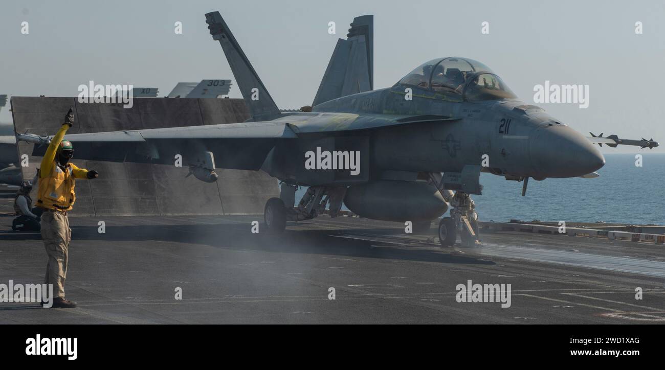 I marinai effettuano operazioni di volo sul ponte di volo della portaerei USS Nimitz. Foto Stock