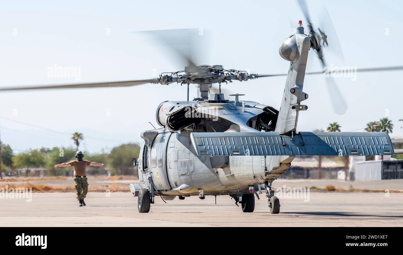 Un elicottero MH-60S Sea Hawk si prepara al decollo prima delle operazioni di addestramento. Foto Stock