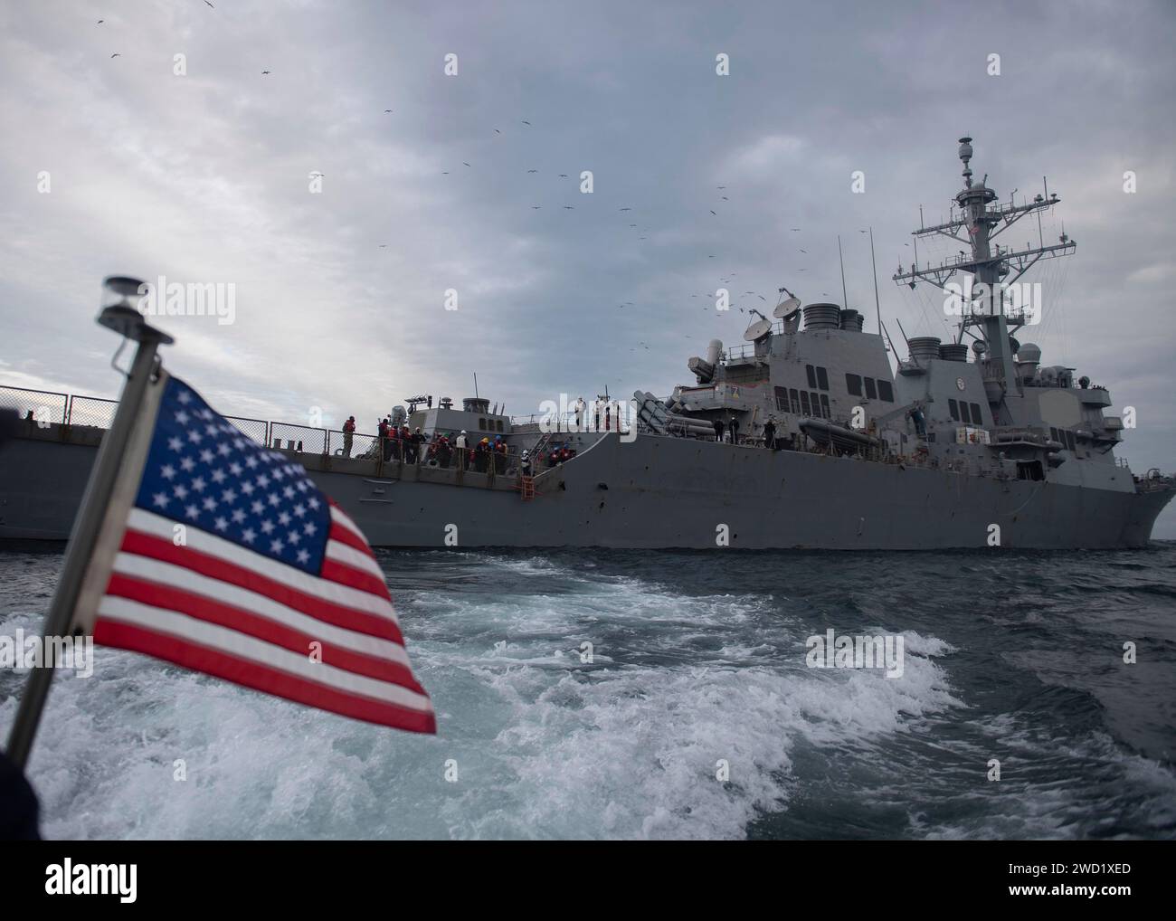 Un gommone a scafo rigido parte dal cacciatorpediniere guidato-missile USS Donald Cook. Foto Stock