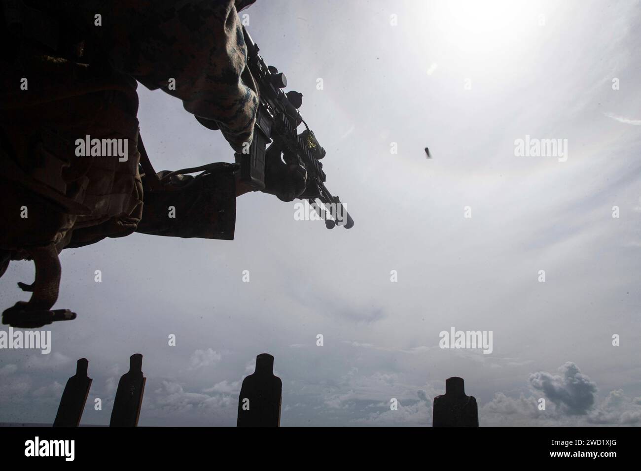 Un Marine degli Stati Uniti spara un fucile automatico di fanteria M27 durante una sparatoria sul ponte a bordo della USS Germantown. Foto Stock
