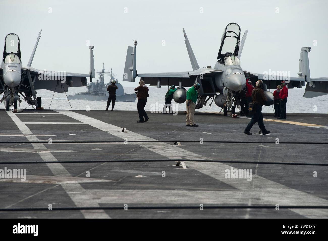 I marinai osservano la USS Monterey durante un'esercitazione di transito stretto a bordo della USS Dwight D. Eisenhower. Foto Stock