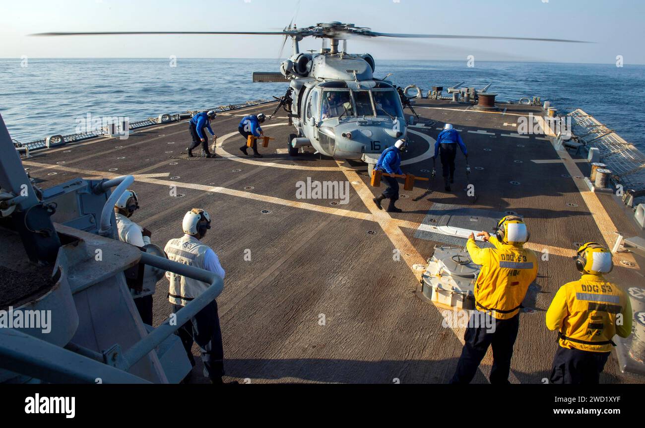 I marinai bloccano e concatenano un elicottero MH-60S Sea Hawk a bordo della USS John Paul Jones. Foto Stock