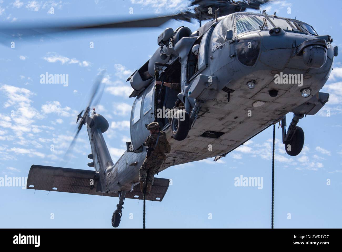 Corde veloci della Marina degli Stati Uniti da un MH-60S Sea Hawk della Marina degli Stati Uniti a bordo della USS Makin Island. Foto Stock
