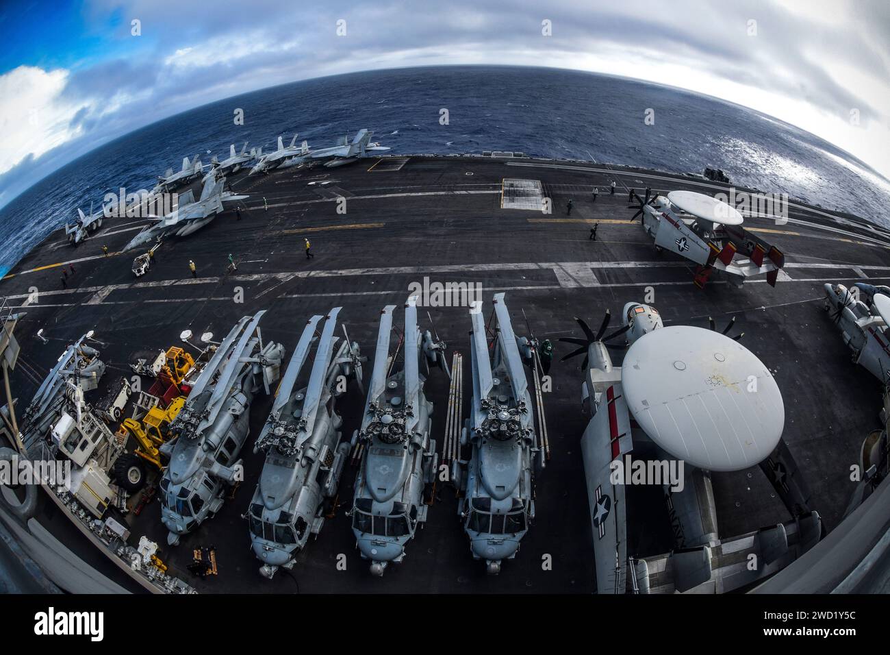 I marinai si preparano per le operazioni di volo sul ponte di volo della USS Ronald Reagan. Foto Stock