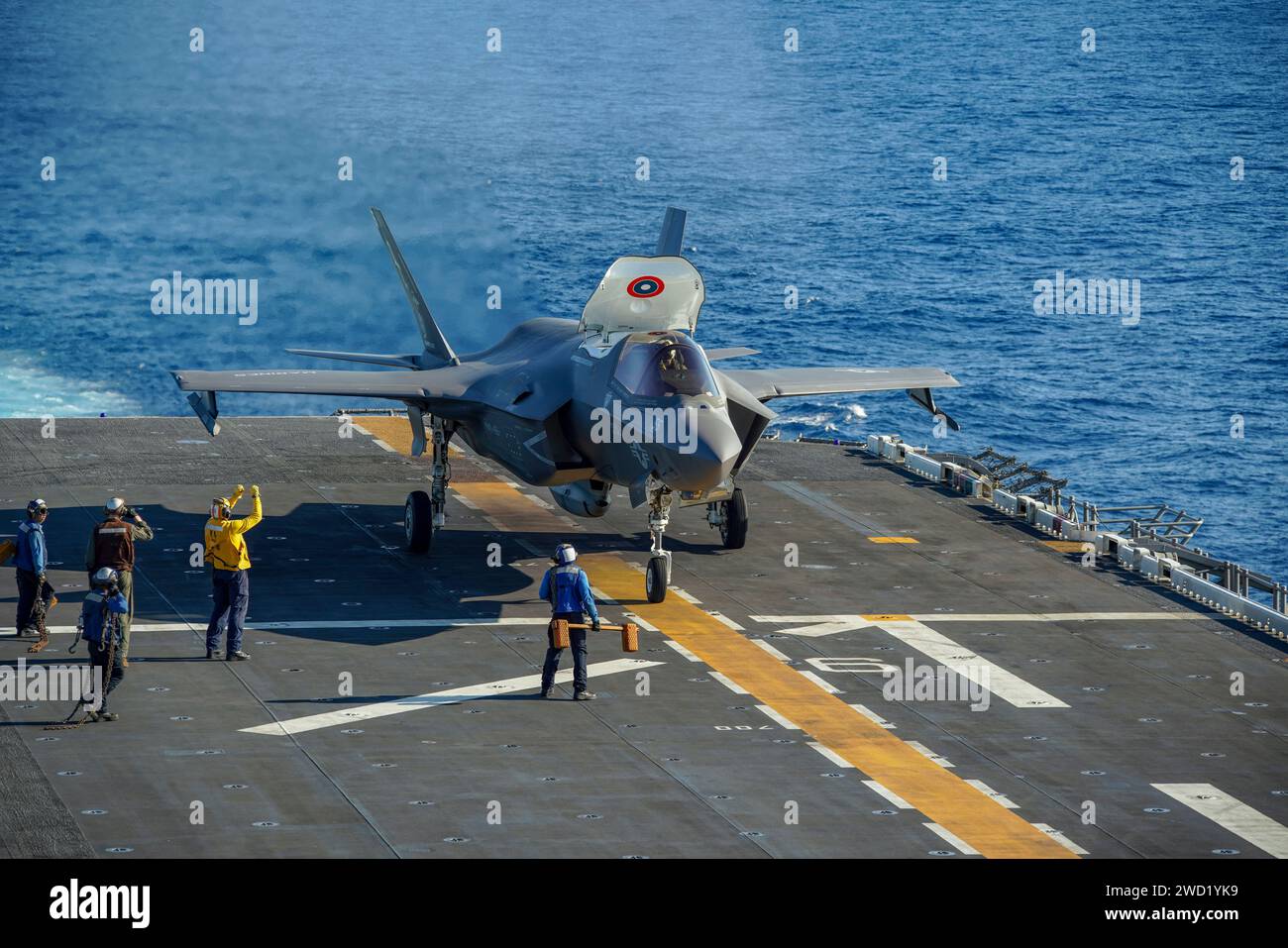 Un F-35B Lightning II del corpo dei Marines degli Stati Uniti attende di essere messo in sicurezza al ponte di volo dell'isola USS Makin. Foto Stock