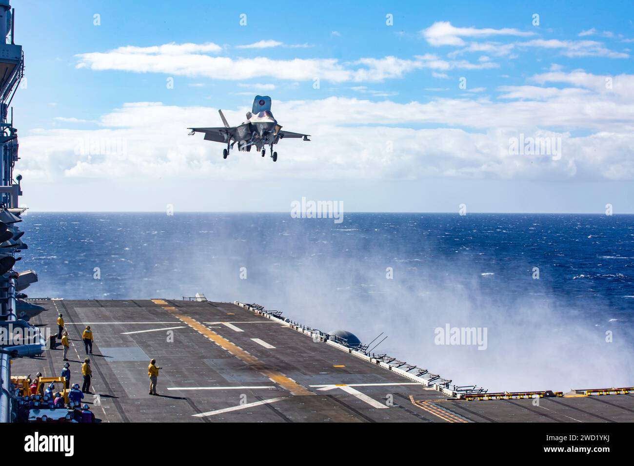 Un F-35B Lightning II del corpo dei Marines degli Stati Uniti si prepara ad atterrare sul ponte di volo dell'isola USS Makin. Foto Stock