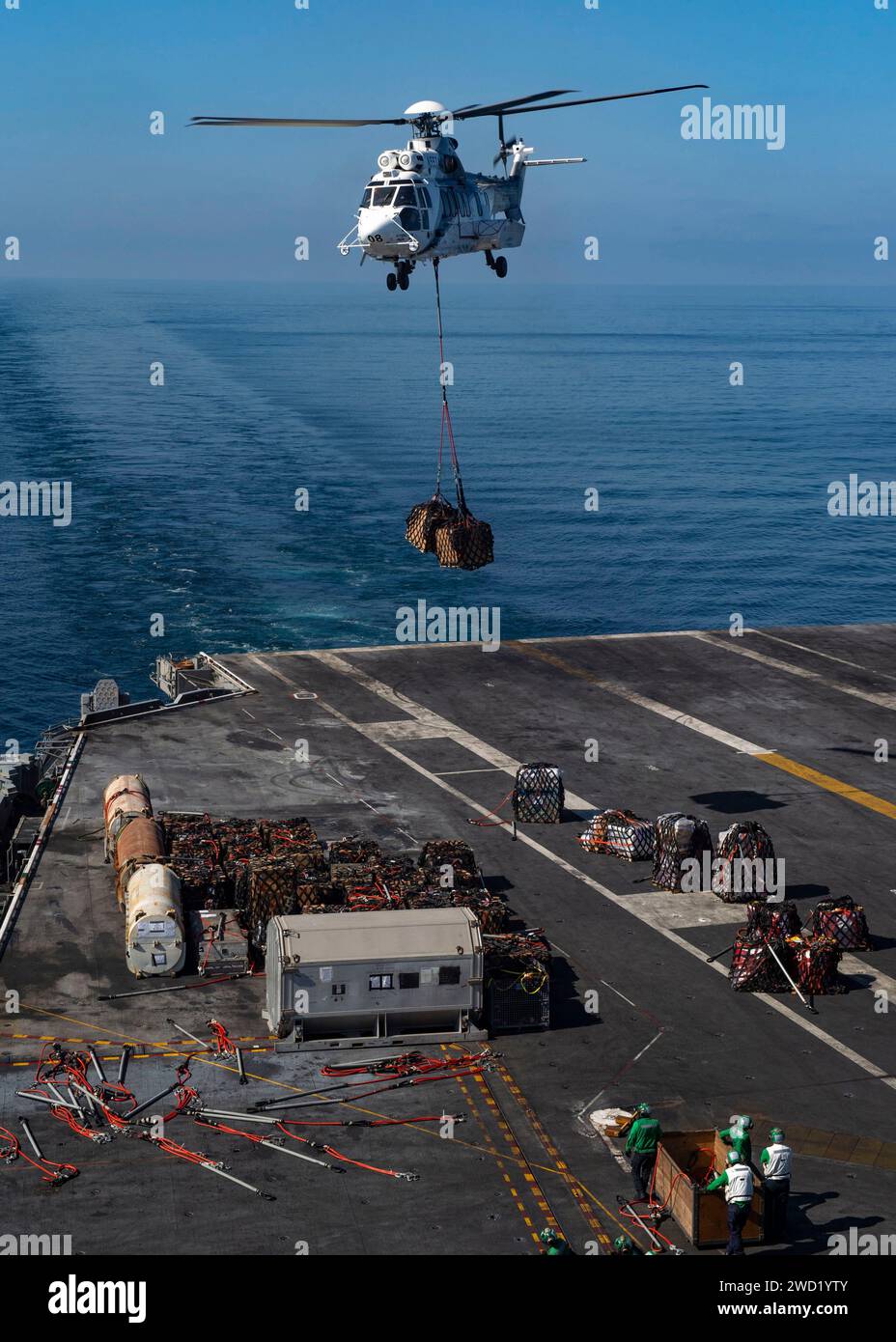 Un elicottero Super Puma (EC-225) scarica il carico sul ponte di volo della USS Nimitz. Foto Stock