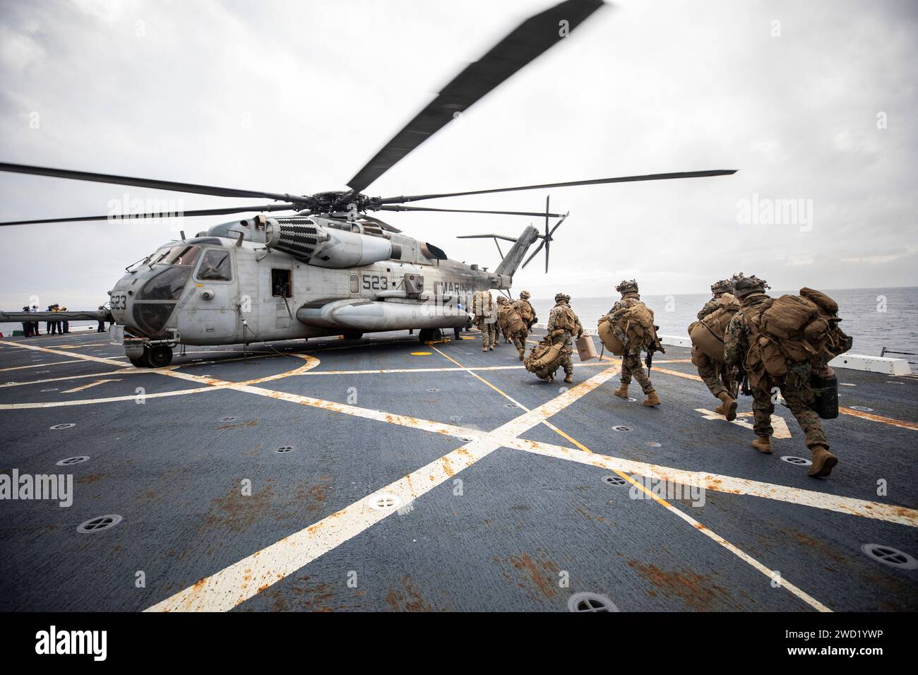 I Marines statunitensi caricano su un CH-53 Sea Stallion durante un assalto aereo al largo di San Clemente, California. Foto Stock