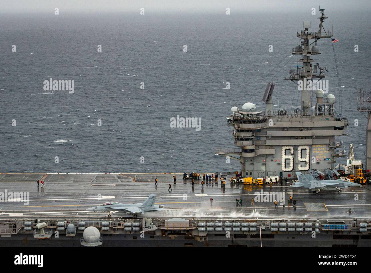 Un F/A18F Super Hornet decolla dal ponte di volo della USS Dwight D. Eisenhower. Foto Stock