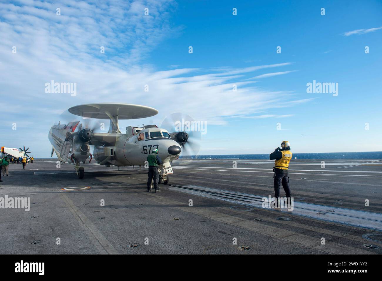 Un e-2C Hawkeye si prepara a decollare dal ponte di volo della USS Dwight D. Eisenhower. Foto Stock