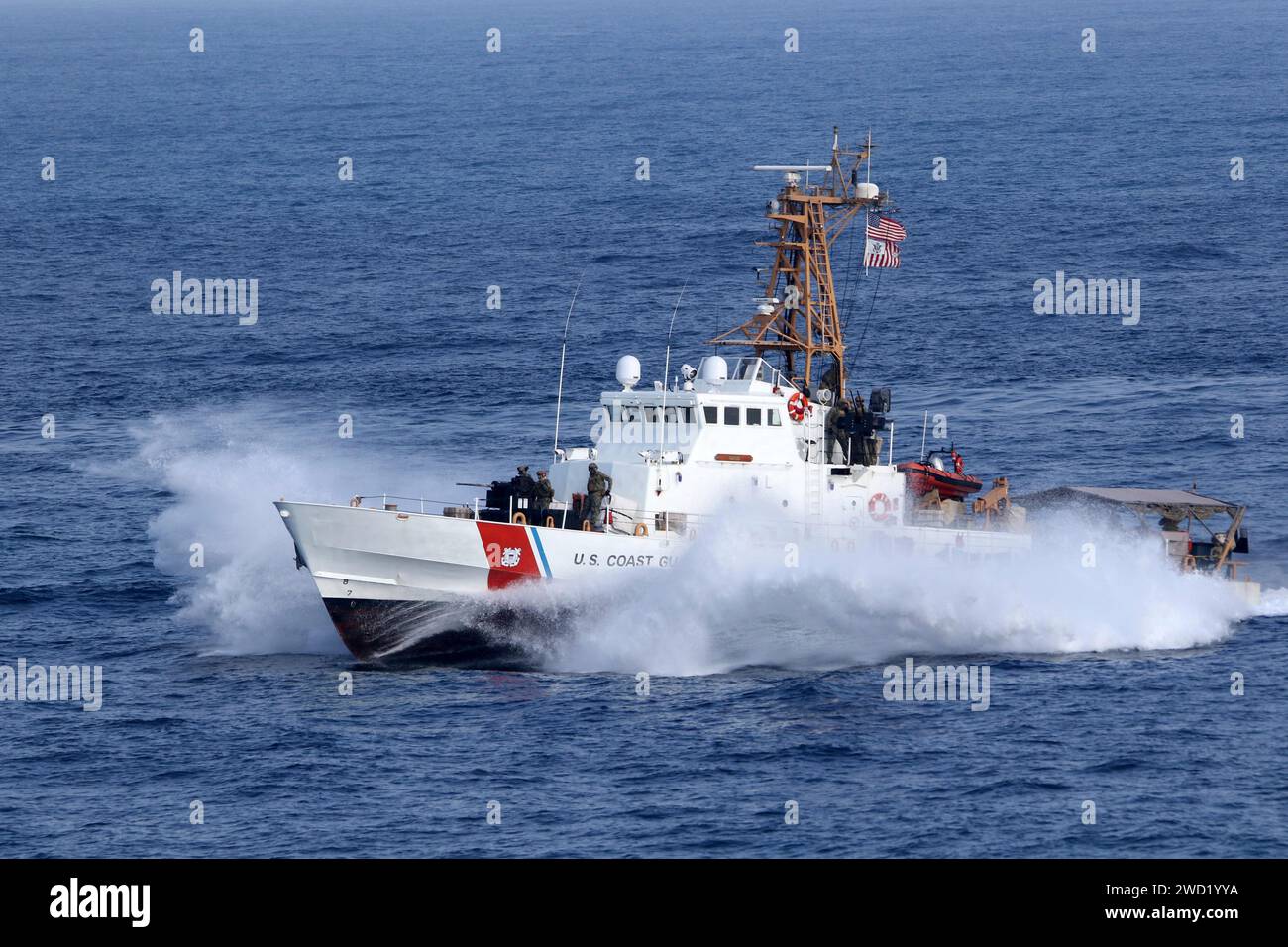 Il cutter USCGC Adak (WPB 1333) della Guardia Costiera degli Stati Uniti transita nello stretto di Hormuz. Foto Stock